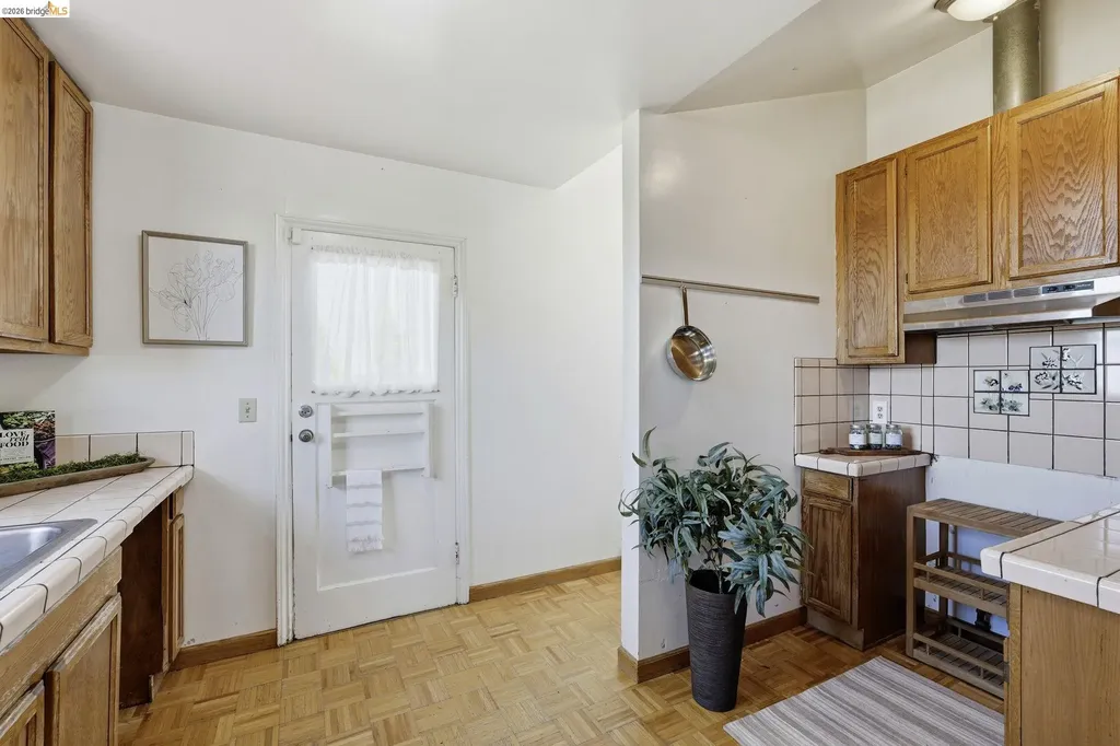 7843 Outlook Avenue Oakland CA 94605