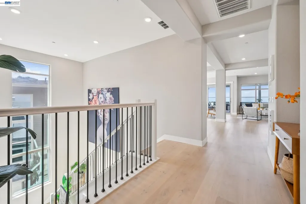 6767 Skyview Drive Oakland CA 94605