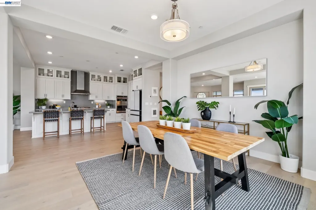6767 Skyview Drive Oakland CA 94605