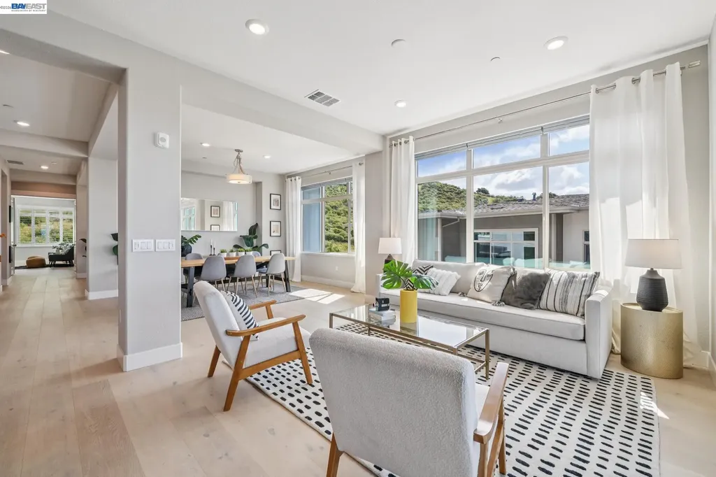 6767 Skyview Drive Oakland CA 94605