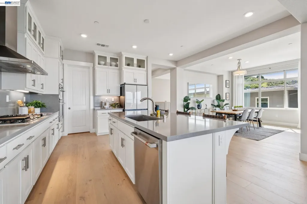 6767 Skyview Drive Oakland CA 94605