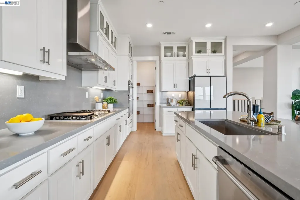 6767 Skyview Drive Oakland CA 94605