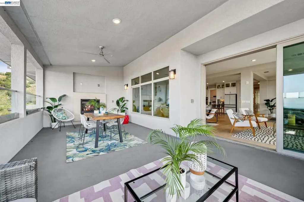 6767 Skyview Drive Oakland CA 94605