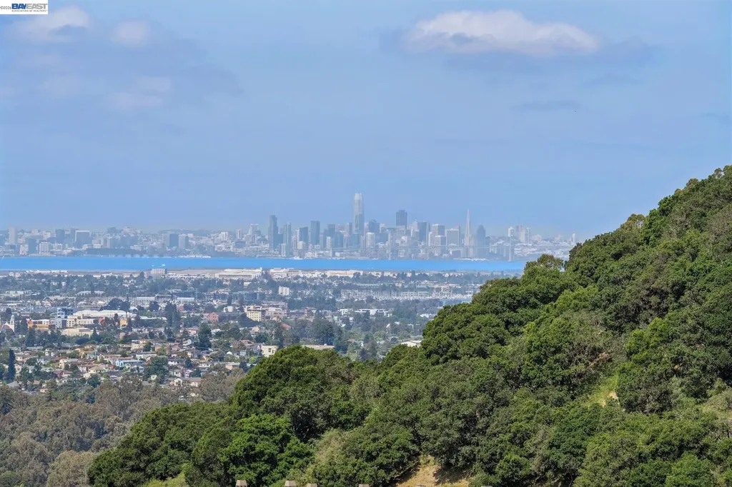 6767 Skyview Drive Oakland CA 94605