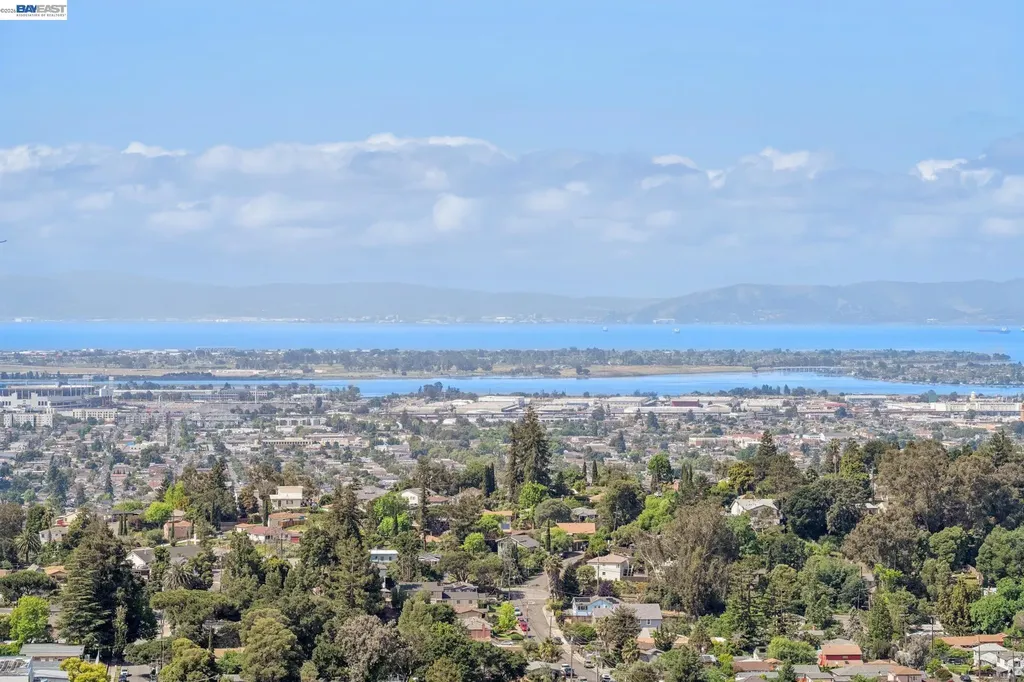 6767 Skyview Drive Oakland CA 94605