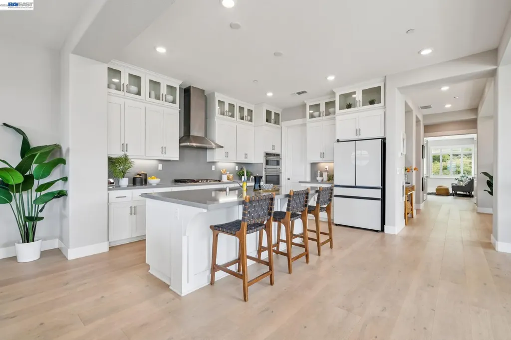 6767 Skyview Drive Oakland CA 94605