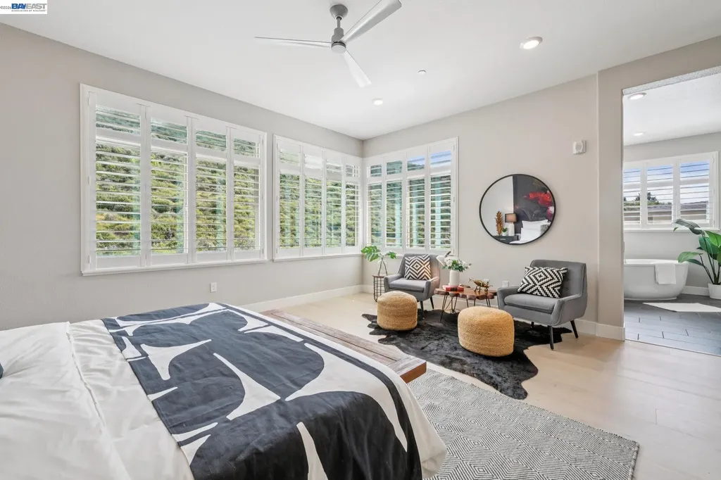 6767 Skyview Drive Oakland CA 94605