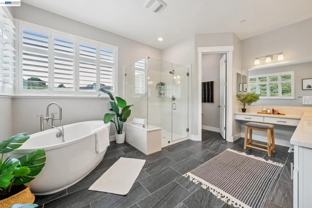 6767 Skyview Drive Oakland CA 94605