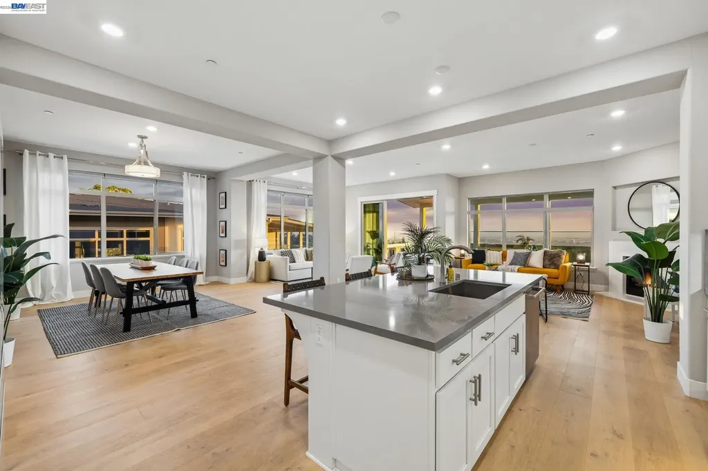 6767 Skyview Drive Oakland CA 94605