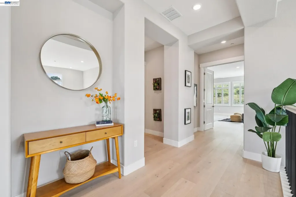 6767 Skyview Drive Oakland CA 94605