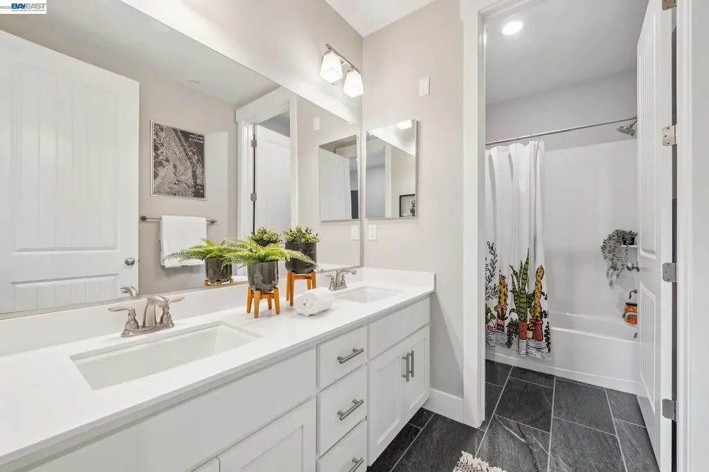 6767 Skyview Drive Oakland CA 94605