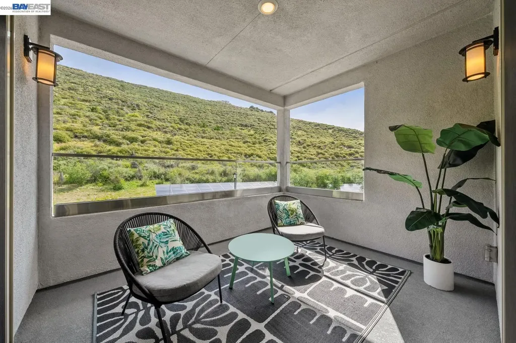 6767 Skyview Drive Oakland CA 94605