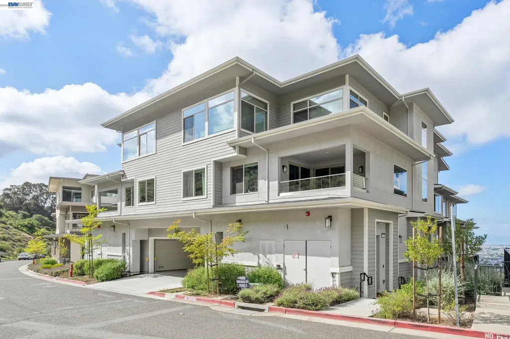 6767 Skyview Drive Oakland CA 94605