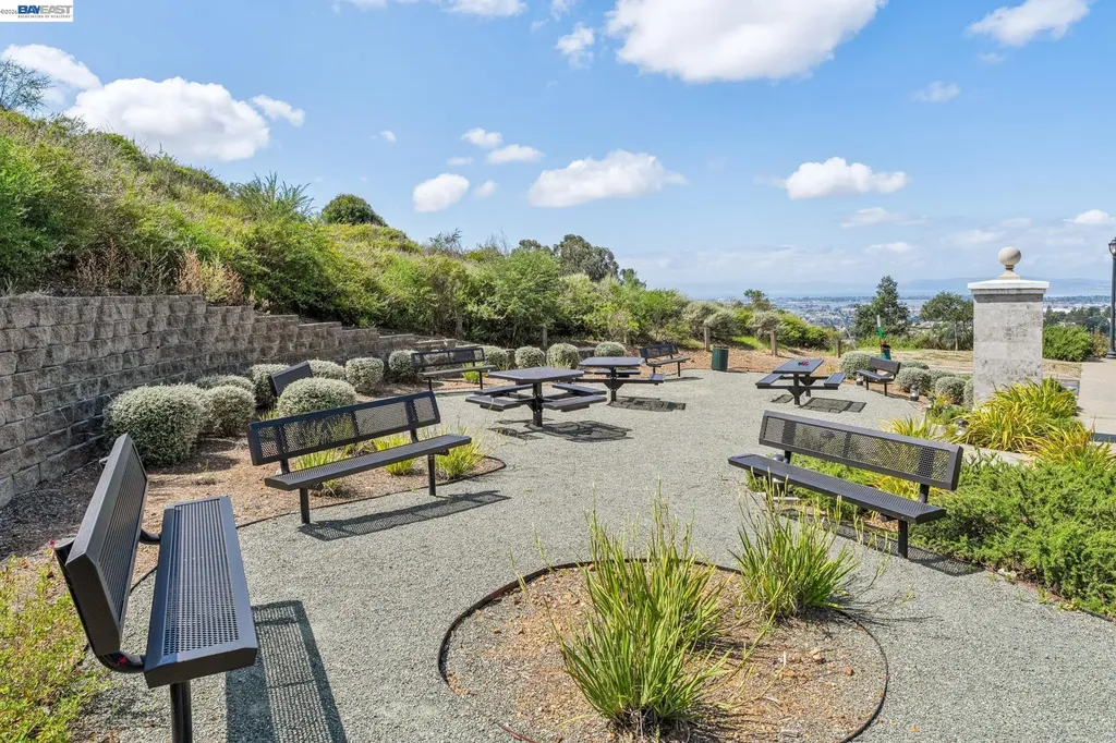 6767 Skyview Drive Oakland CA 94605