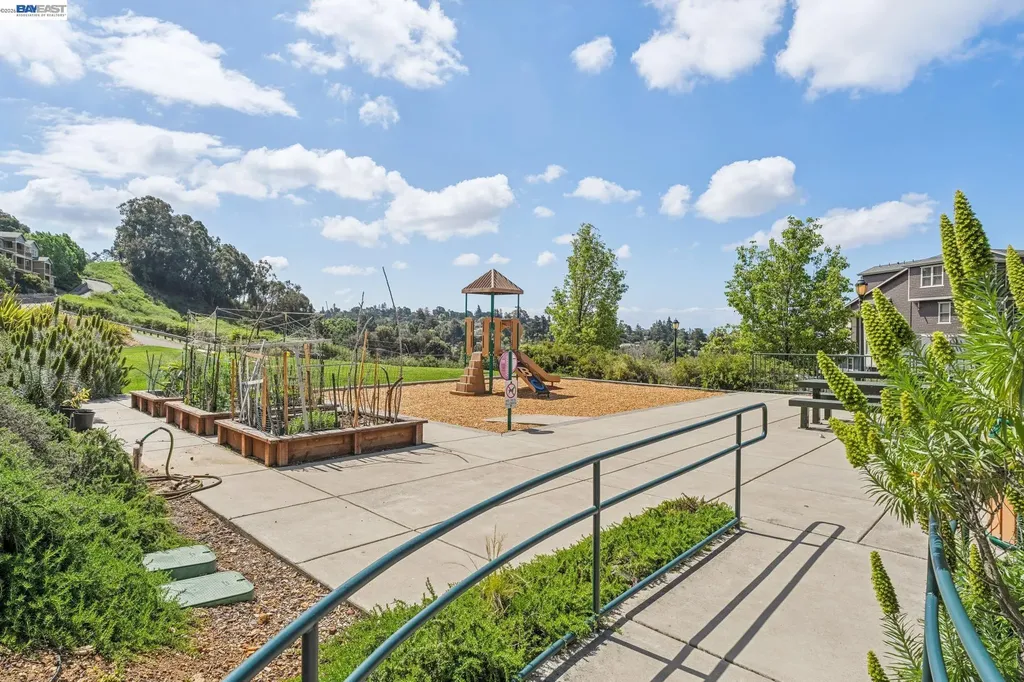 6767 Skyview Drive Oakland CA 94605