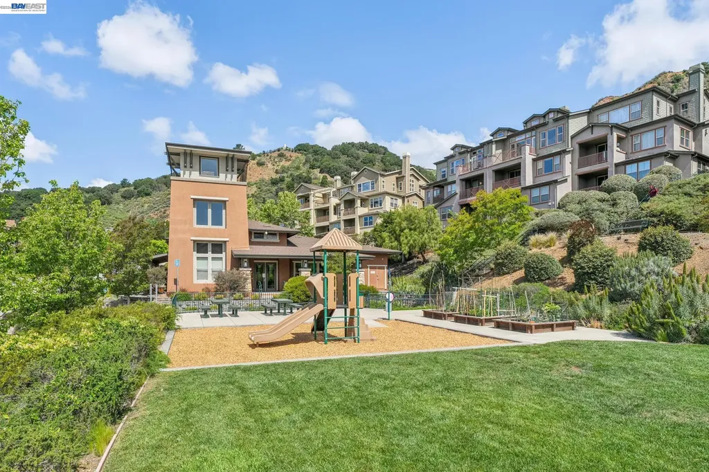 6767 Skyview Drive Oakland CA 94605