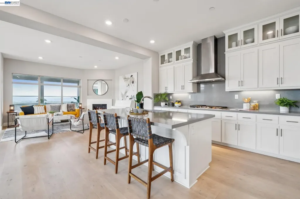 6767 Skyview Drive Oakland CA 94605