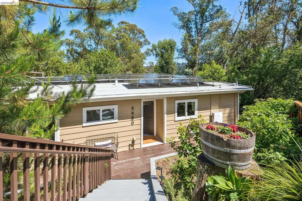 6680 Saroni Drive Oakland CA 94611