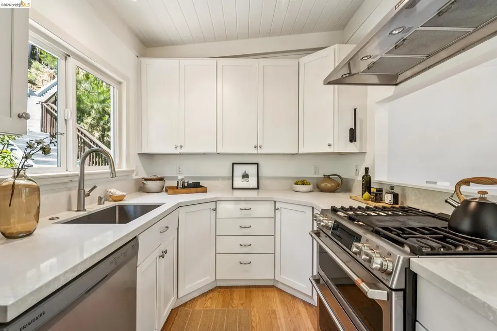 6680 Saroni Drive Oakland CA 94611