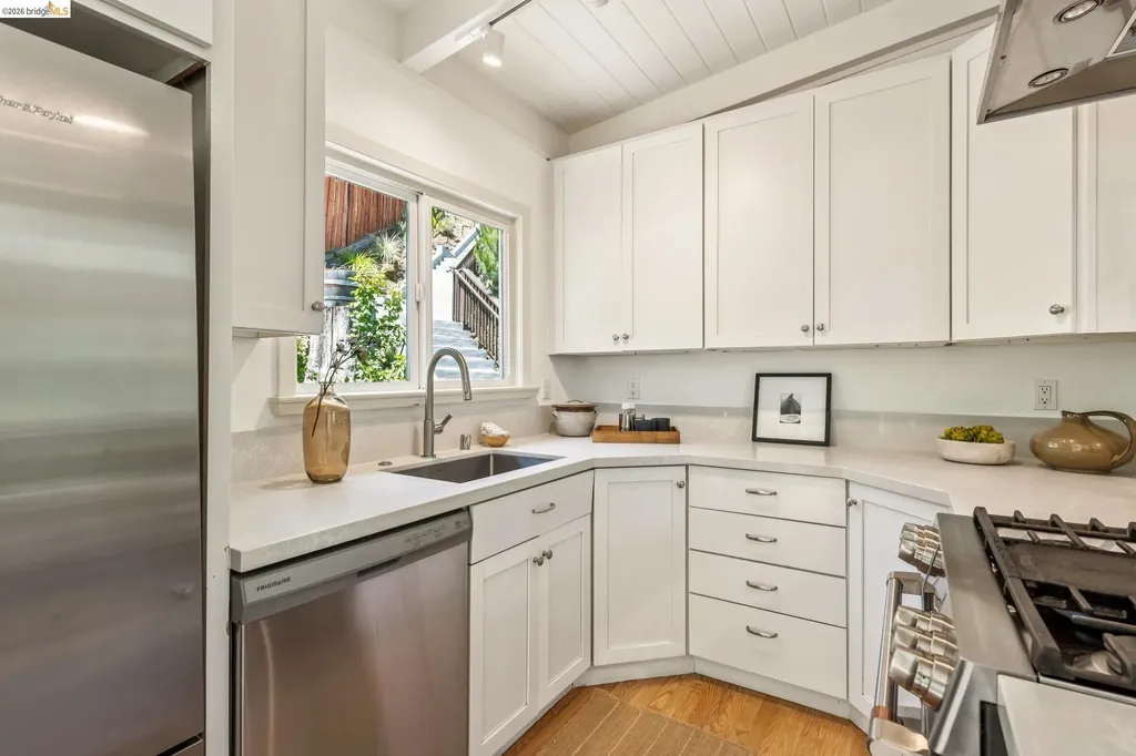 6680 Saroni Drive Oakland CA 94611