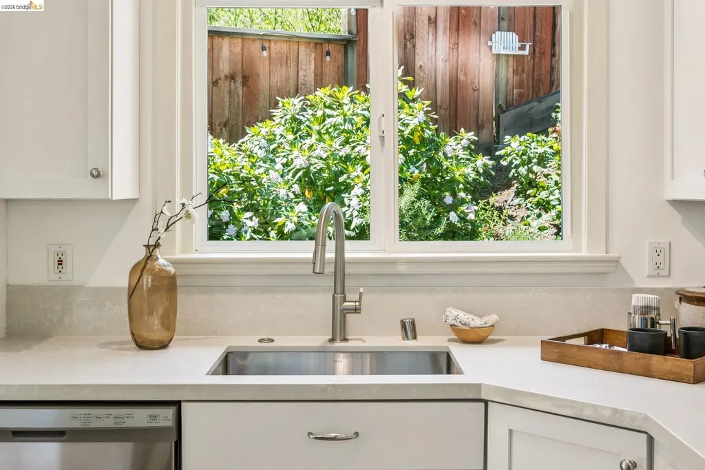 6680 Saroni Drive Oakland CA 94611