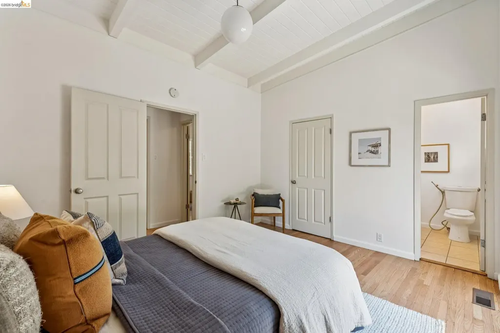 6680 Saroni Drive Oakland CA 94611