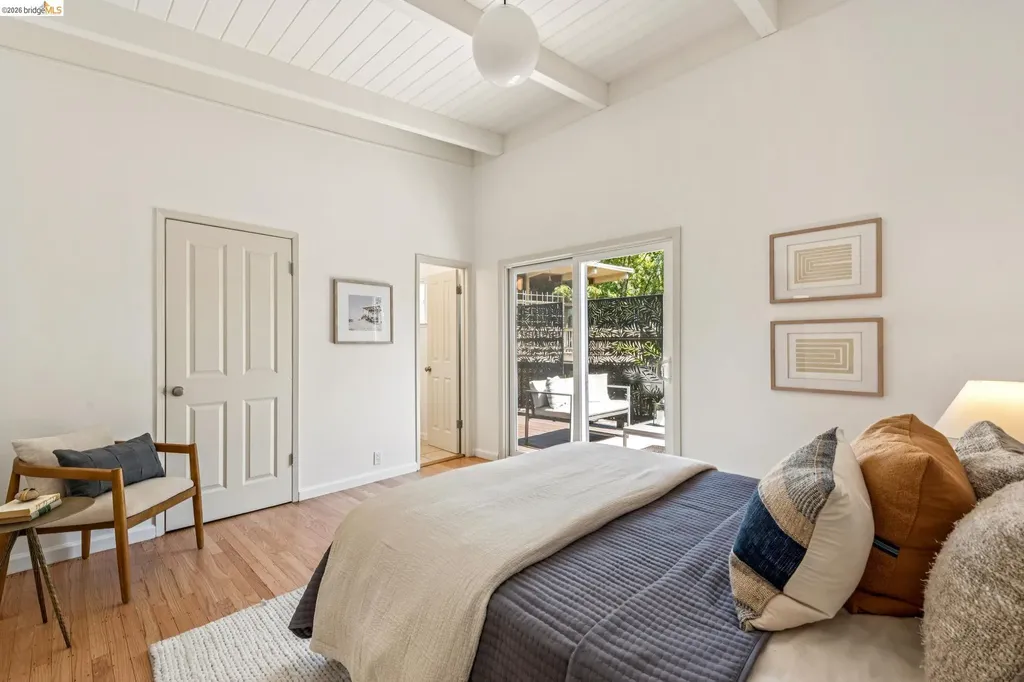 6680 Saroni Drive Oakland CA 94611