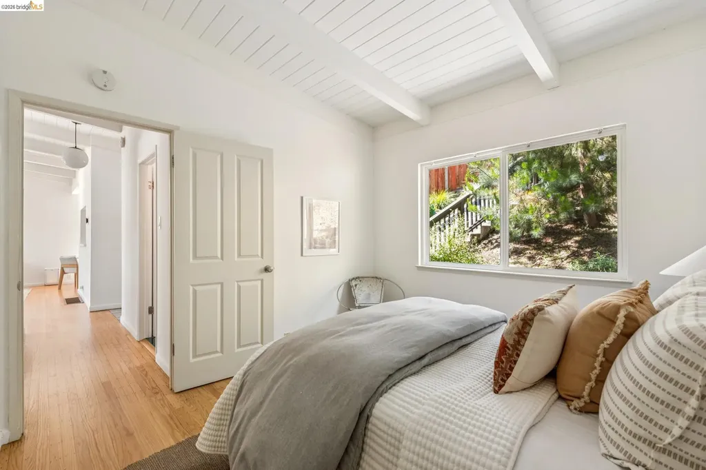 6680 Saroni Drive Oakland CA 94611