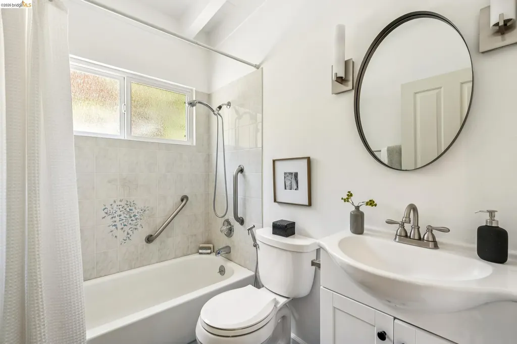 6680 Saroni Drive Oakland CA 94611