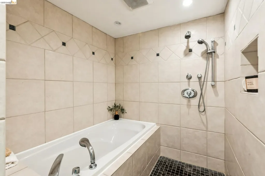 6680 Saroni Drive Oakland CA 94611