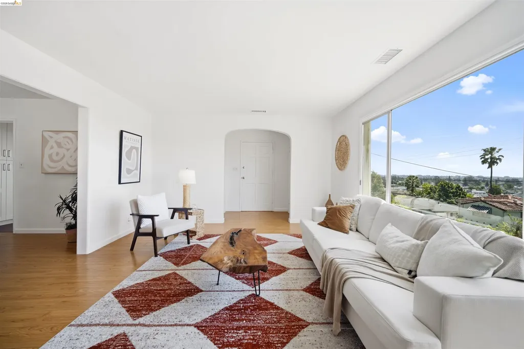 6914 Outlook Avenue Oakland CA 94605