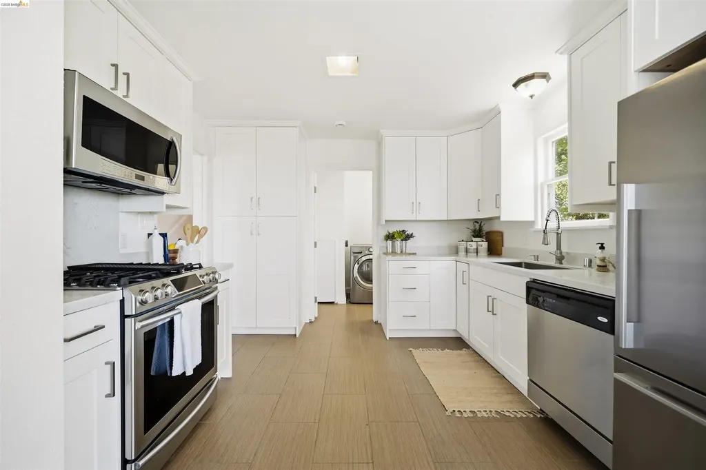 6914 Outlook Avenue Oakland CA 94605