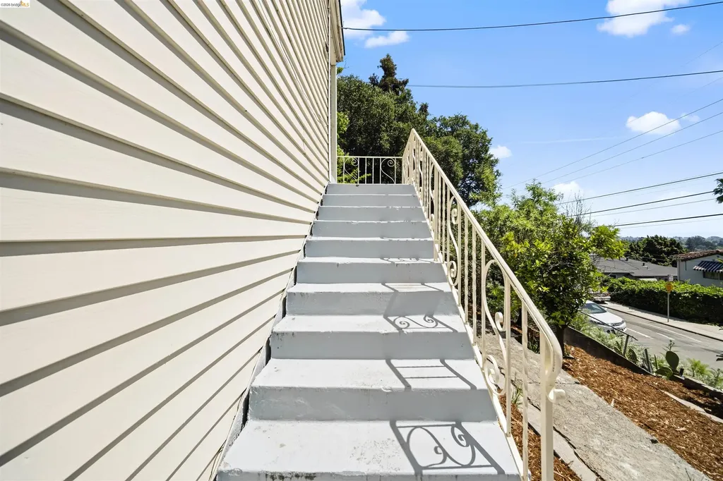 6914 Outlook Avenue Oakland CA 94605