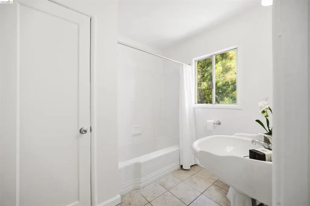6914 Outlook Avenue Oakland CA 94605