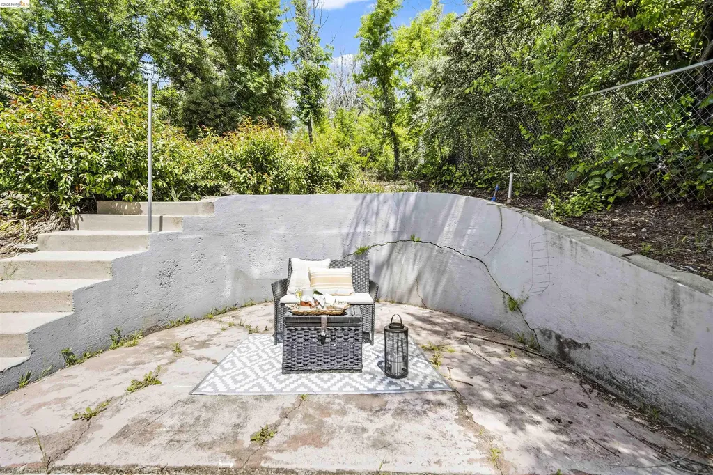 6914 Outlook Avenue Oakland CA 94605