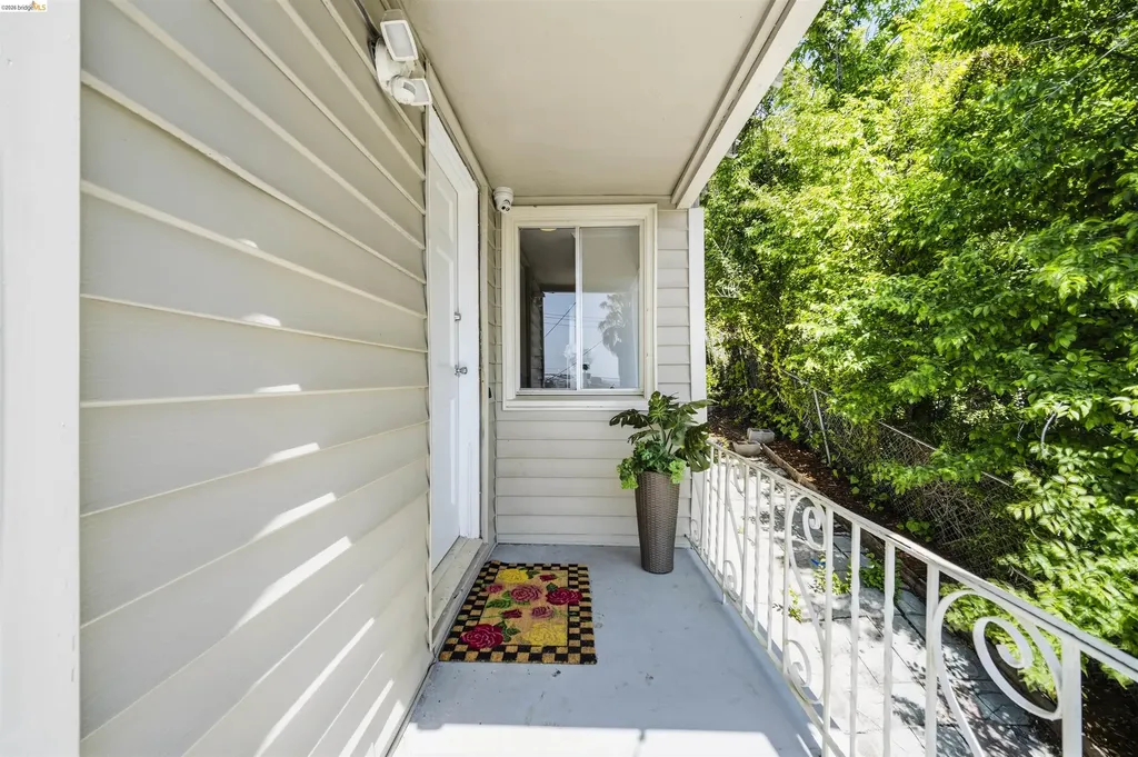 6914 Outlook Avenue Oakland CA 94605