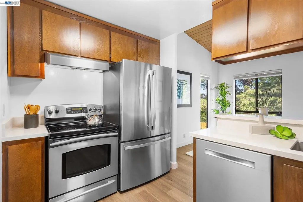 19100 Crest Avenue Castro Valley CA 94546
