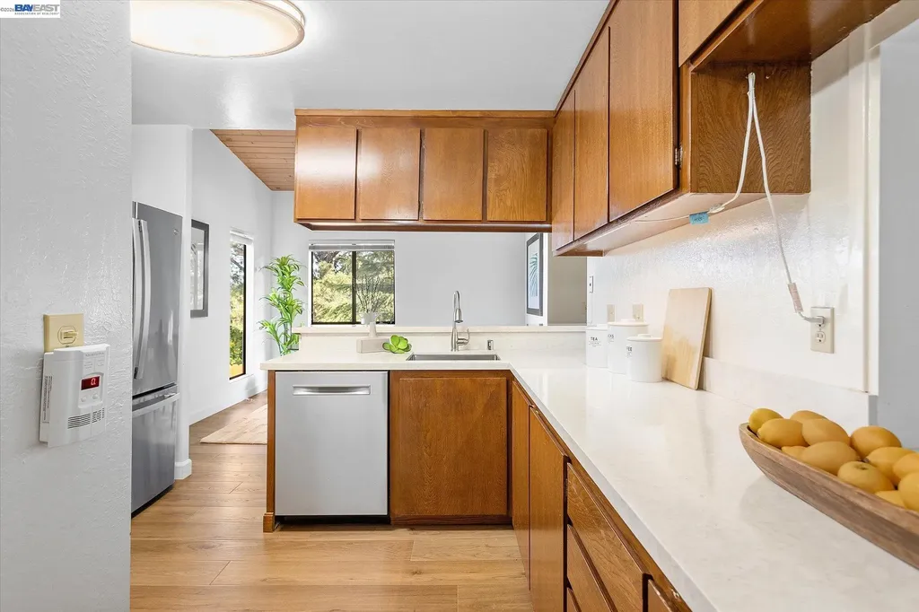 19100 Crest Avenue Castro Valley CA 94546