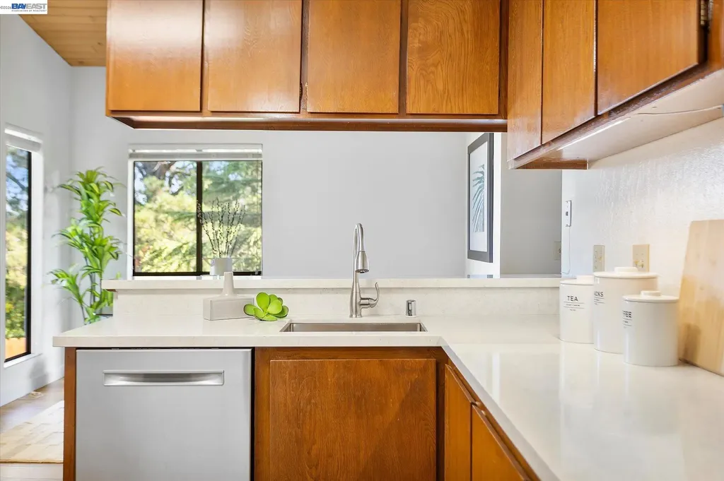 19100 Crest Avenue Castro Valley CA 94546