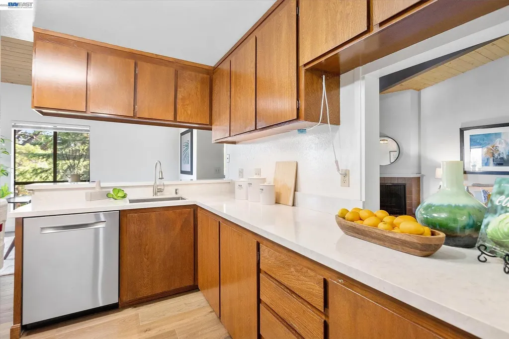 19100 Crest Avenue Castro Valley CA 94546