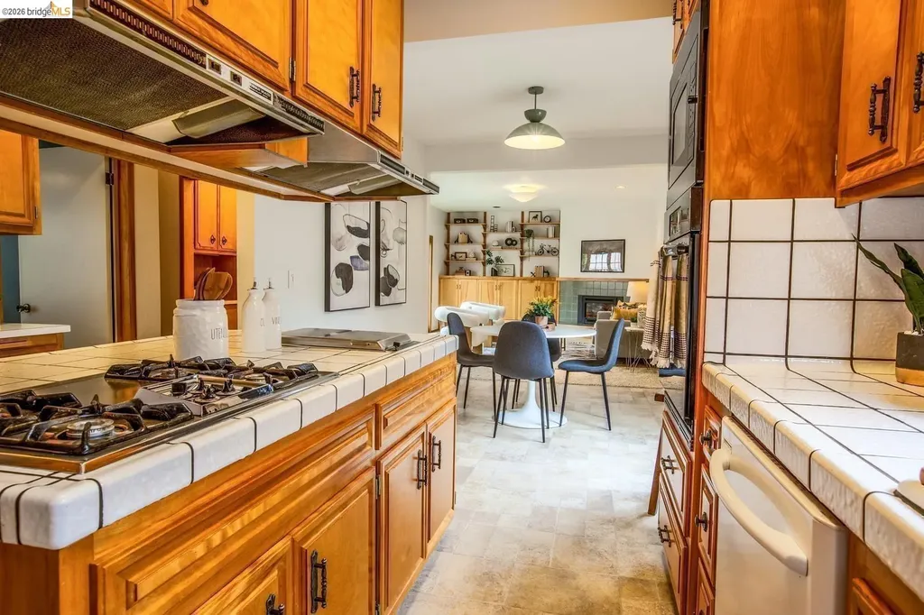 6406 Mystic Oakland CA 94618