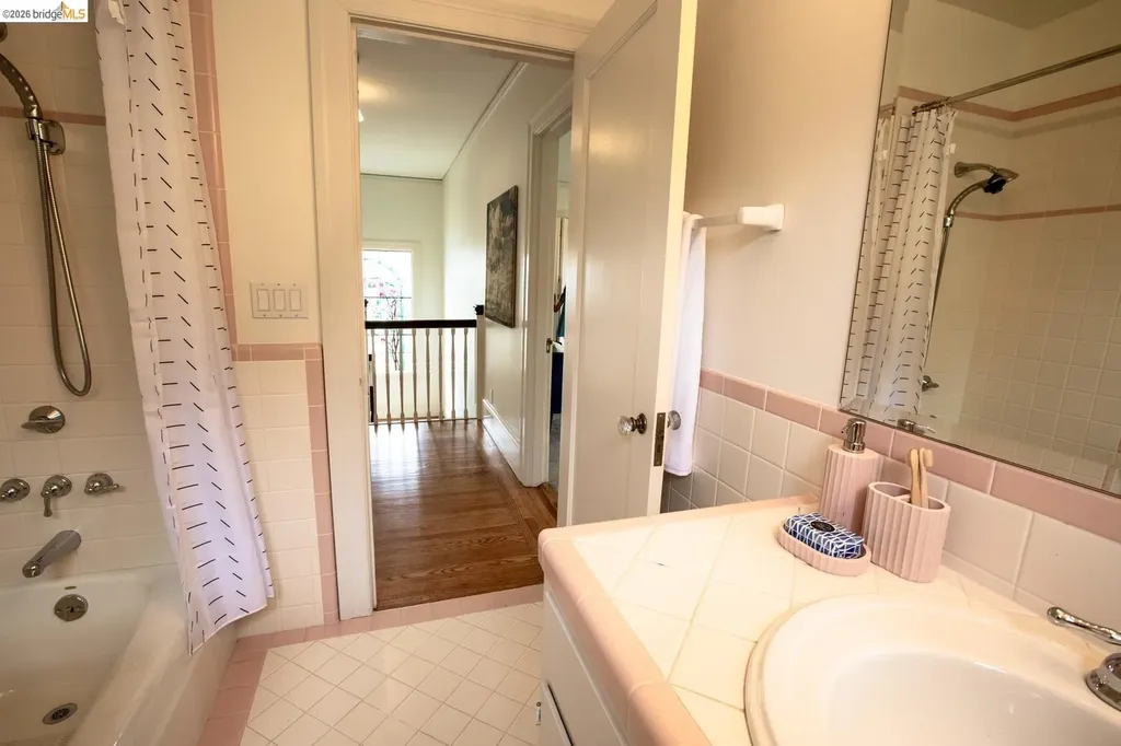6406 Mystic Oakland CA 94618