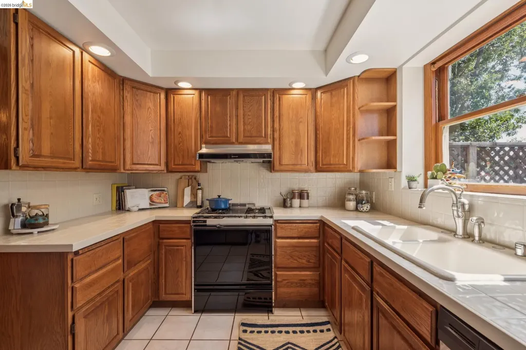 19 Veteran Way Oakland CA 94602