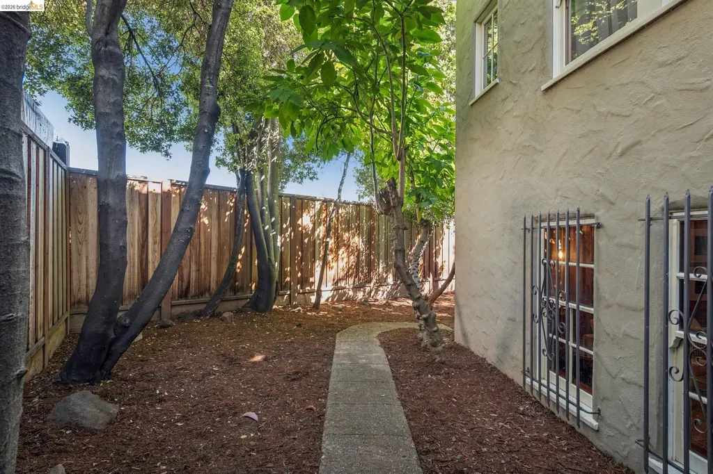 19 Veteran Way Oakland CA 94602