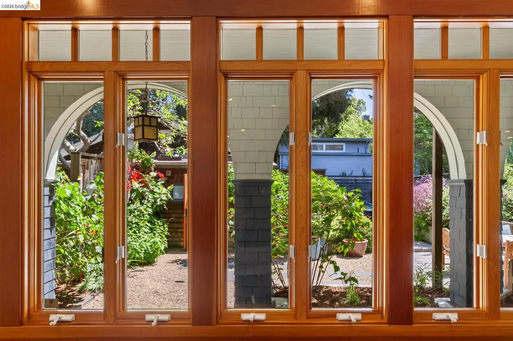 6434 Regent Street Oakland CA 94618