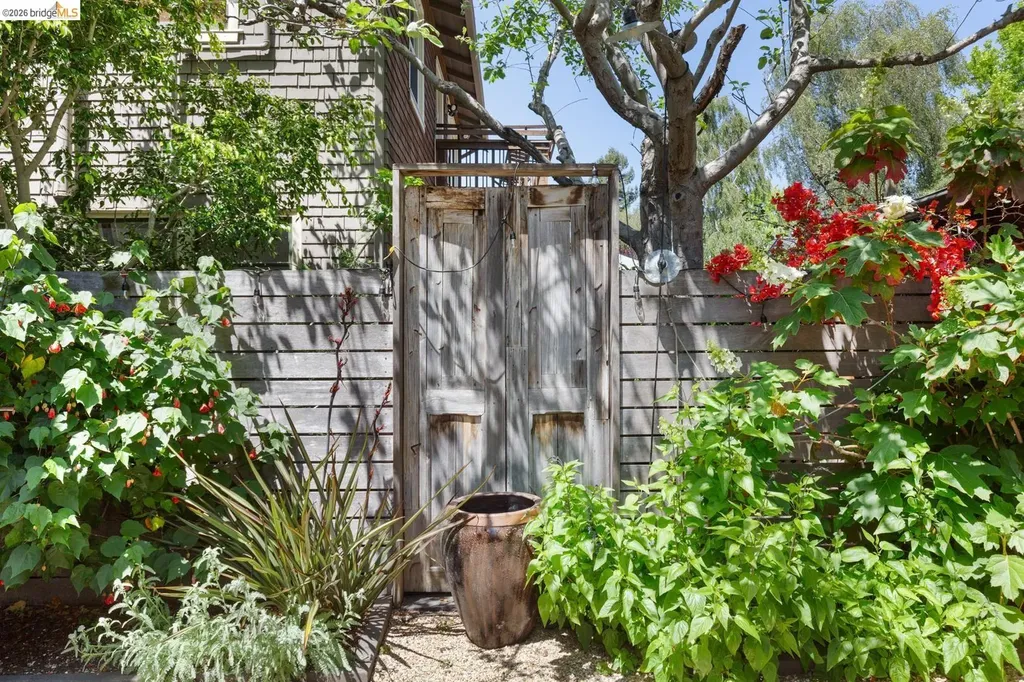 6434 Regent Street Oakland CA 94618