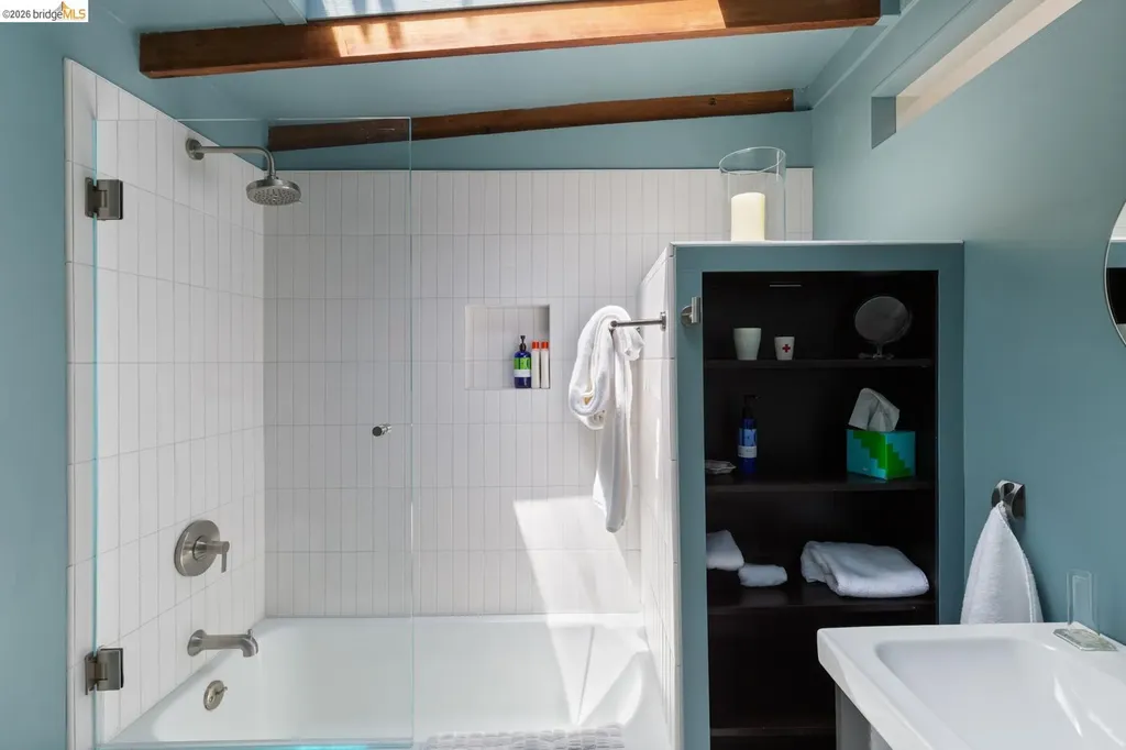 6434 Regent Street Oakland CA 94618