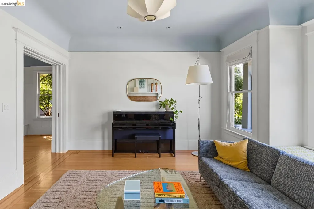 6434 Regent Street Oakland CA 94618