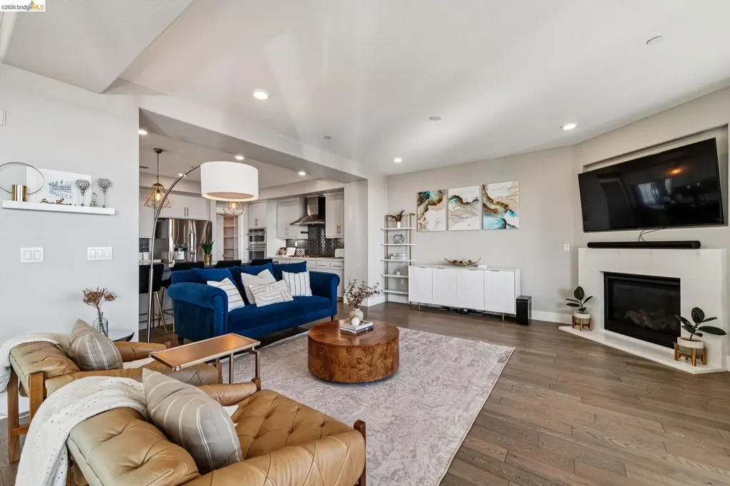 6739 Skyview Drive Oakland CA 94605