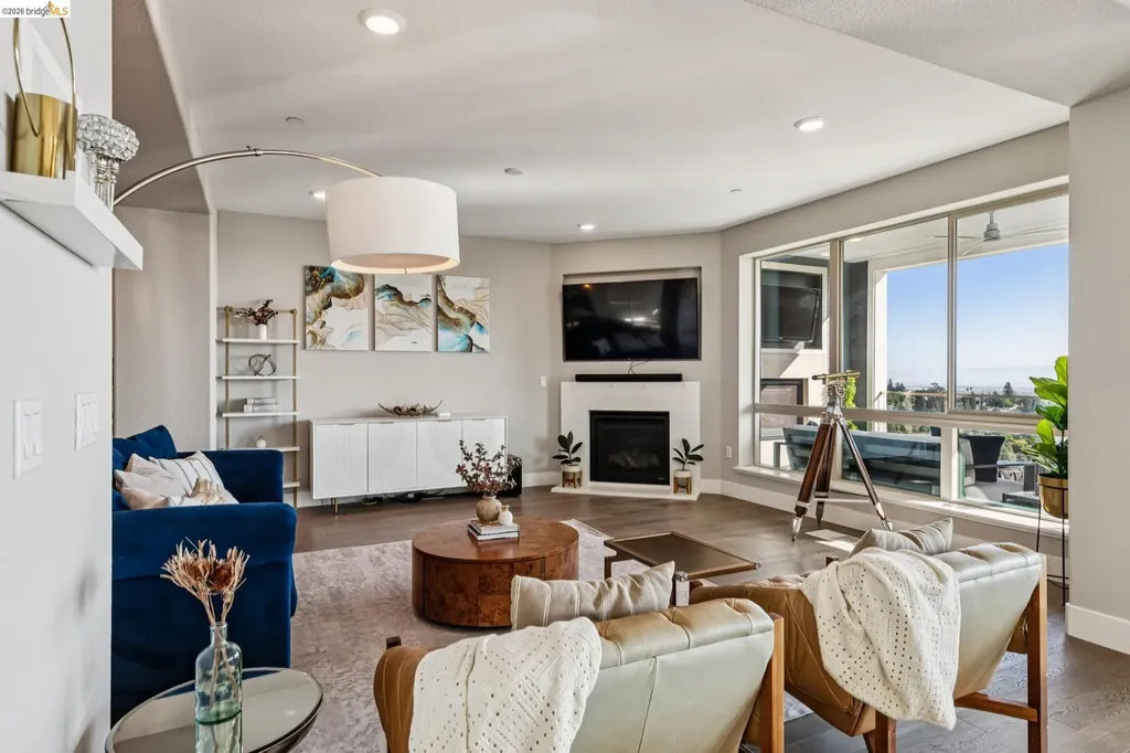 6739 Skyview Drive Oakland CA 94605